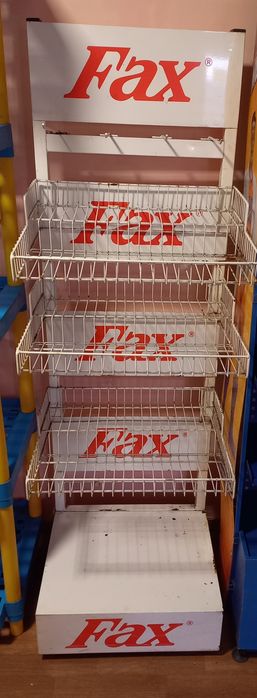 Стеклянные и железные полки и кубы .