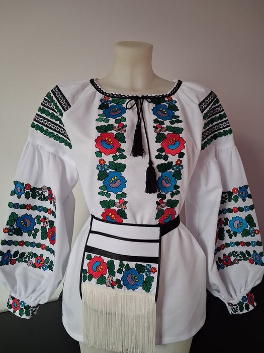 Вишита сорочка з поясною кишенею