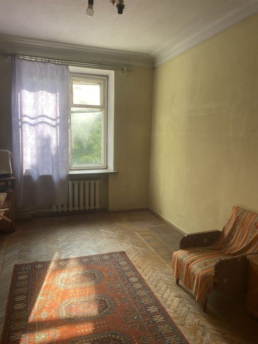 Продам 2-х кім.кв.,Сталінку в центрі