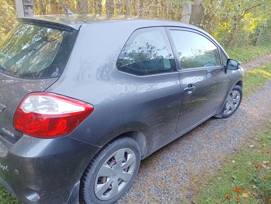 Toyota         auris,          2010