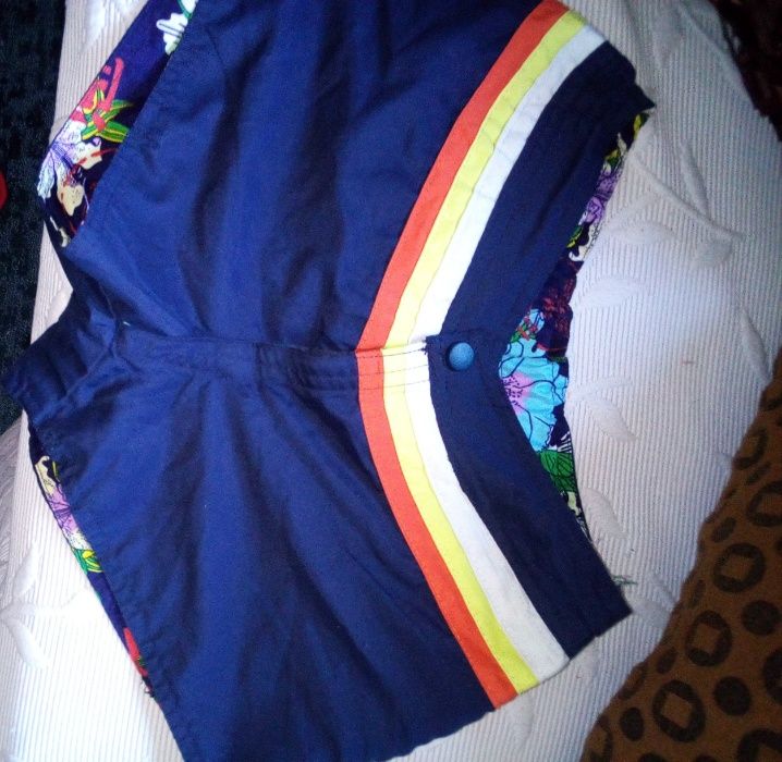 Vários casacos em pele e saias