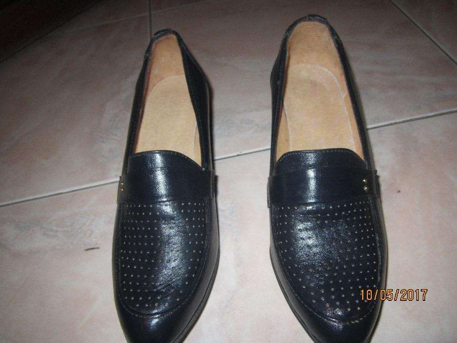 Sapatos novos em pele azul marinho