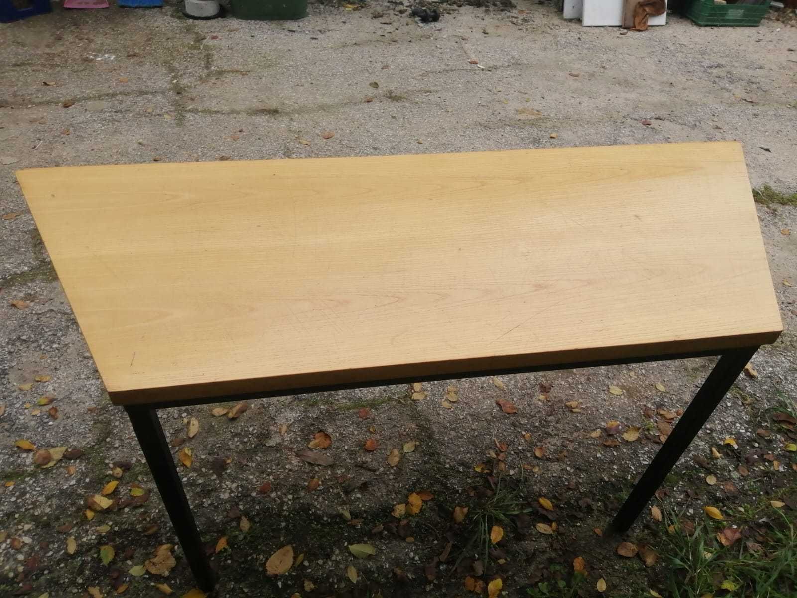 Mesa de apoio ou escritório.