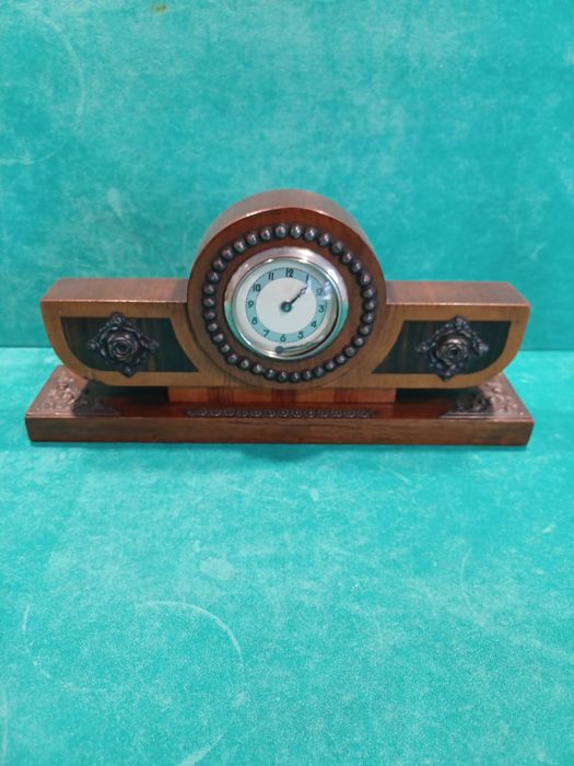 Relógio art deco em madeira
