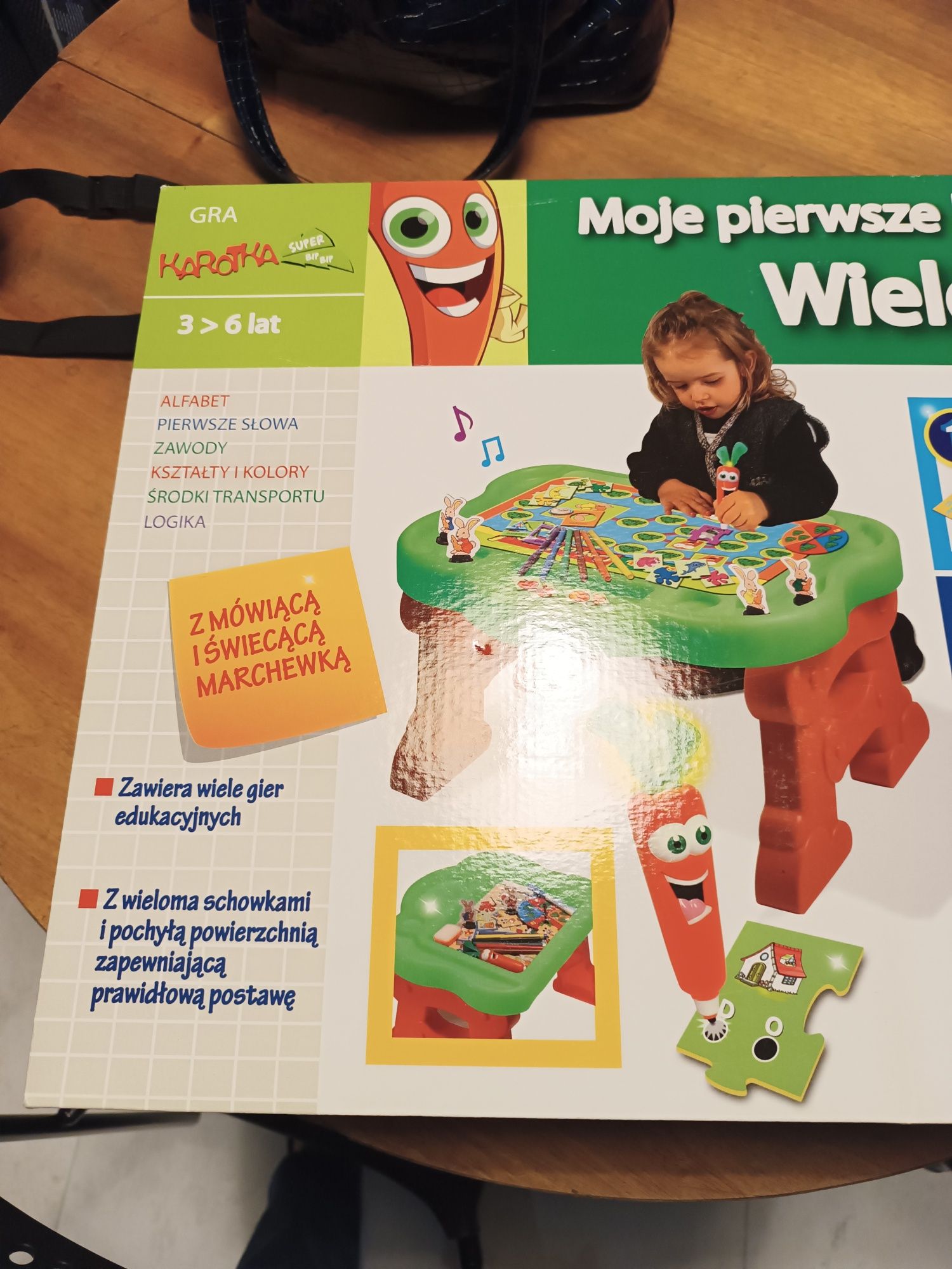 Zabawka edukacyjna: biurko wielozadaniowe Karotka