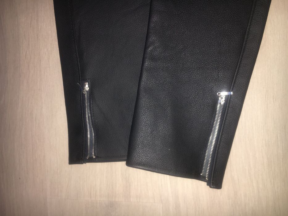 299/ Seksowne czarne spodnie skórzane rurki z zamkami rozmiar S