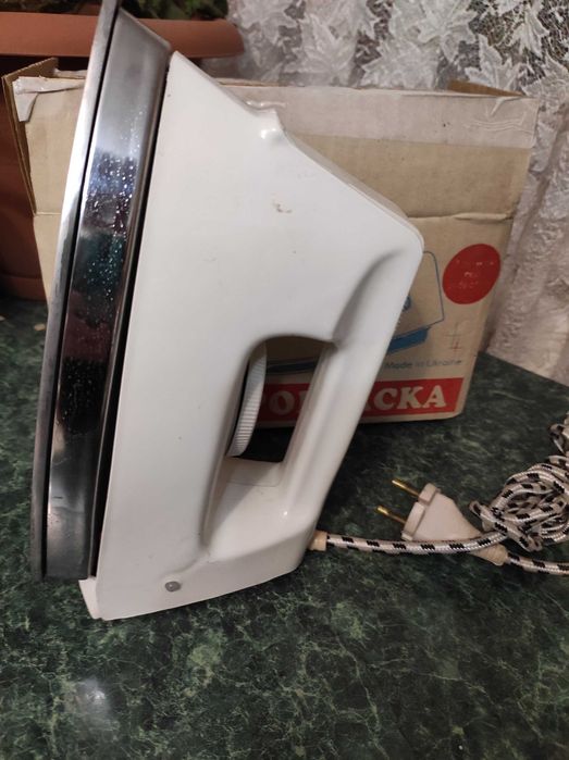 Новый утюг с терморегулятором  в коробке