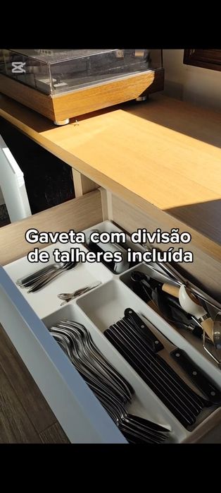 Sala de jantar mesa, cadeiras e aparador