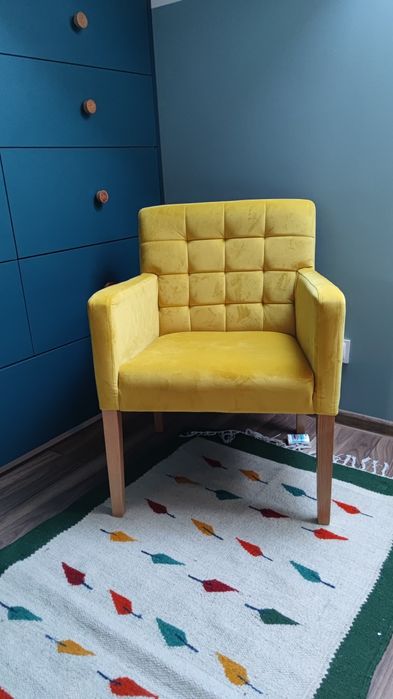 Fotel żółty średniej wielkości wygodny