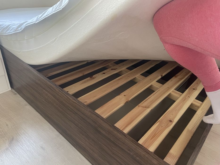 Łóżko 140 z pojemnikiem ma posciel
