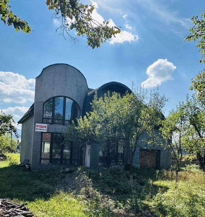 Новий двоповерховий будинок біля Яремче (в с.Ланчин)