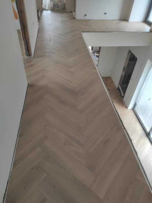 Podłogi, panele, jodełka, Płytki