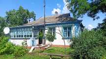 село Капустинці невеликий будинок, центр села, є магазини та школа.