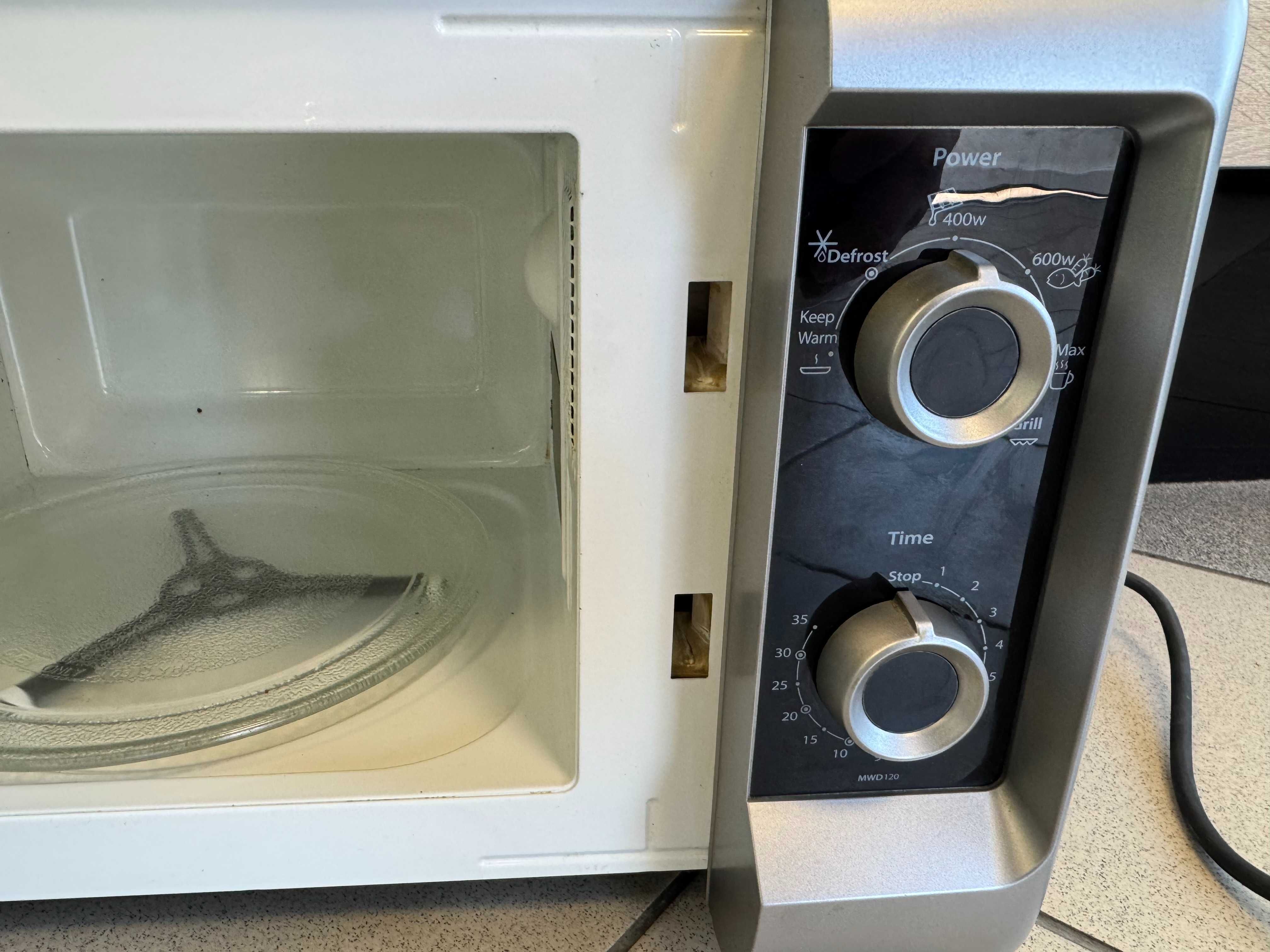 Kuchenka mikrofalowa Whirlpool MWD120SL funkcjonalna i kompaktowa