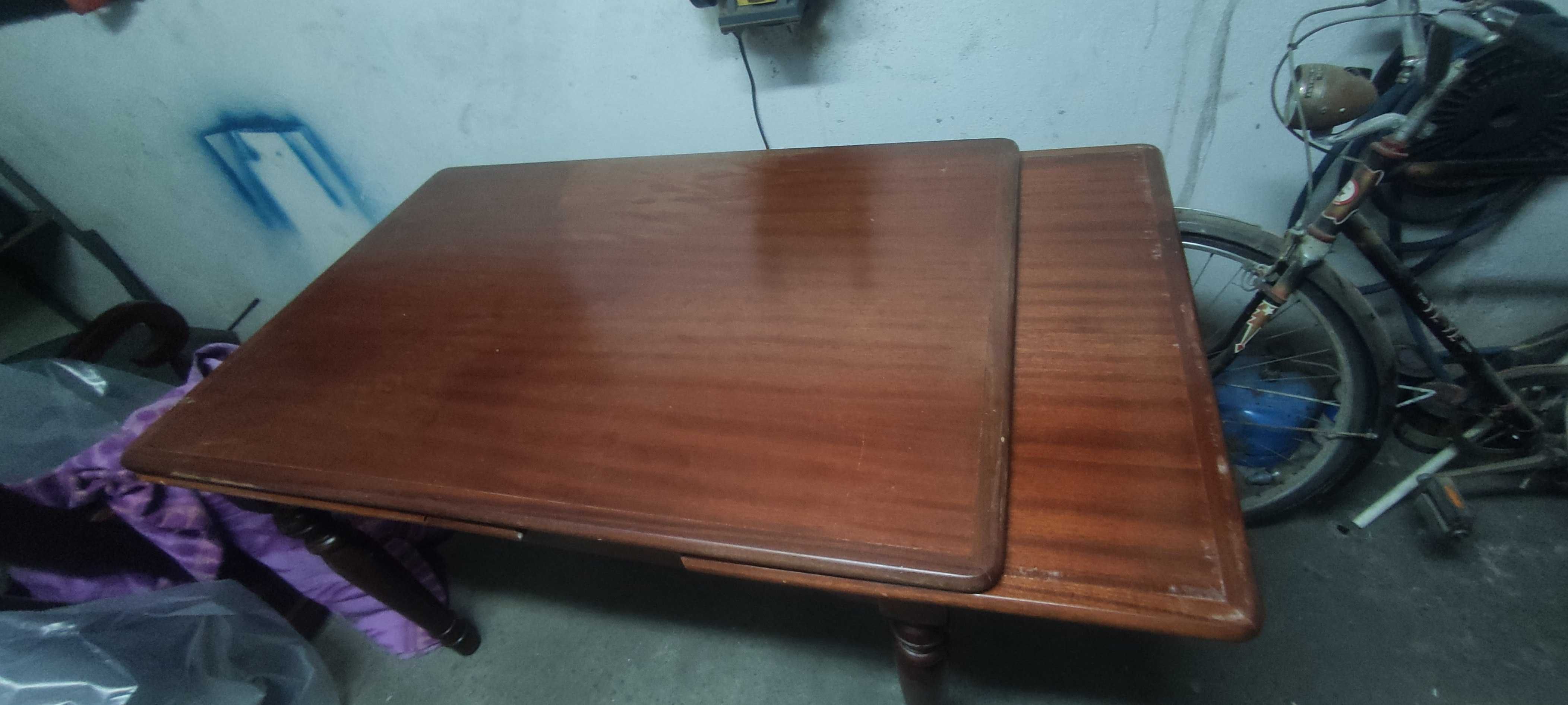 Mesa de madeira envernizada com 4 cadeiras