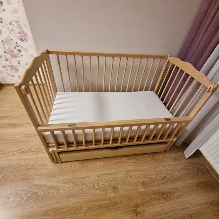 Кроватка детская в отличном состоянии .маятник+ящик+матрац кокосовый.