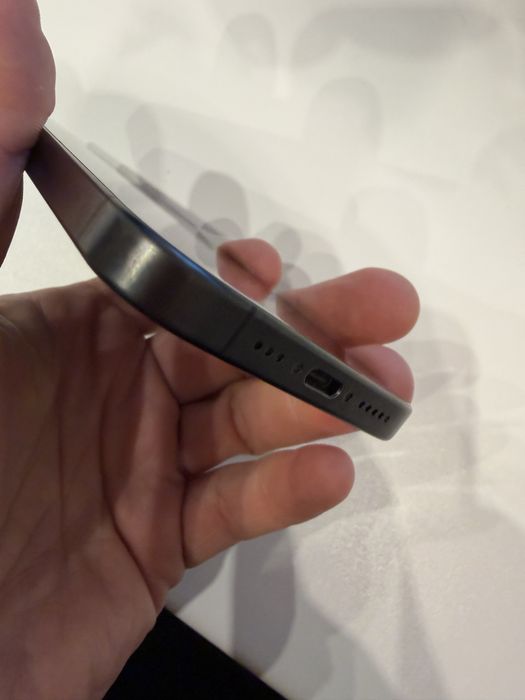 Apple ihone 15 pro 256 black titanium