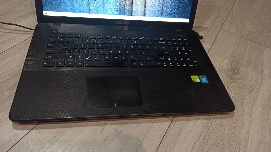 Asus laptop SSD 256 GeForce 840m 8gb 17 cali