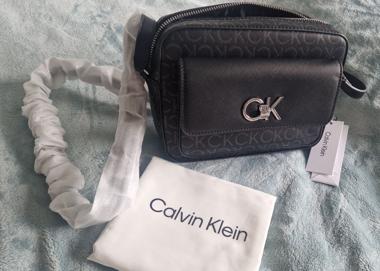 Calvin Klein torebka Re- lock Camera bag mono