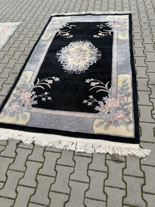 Dywan klasyczny 250 × 154 cm – czarne tło, kwiatowy motyw, frędzle
