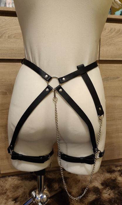 Harness z paskiem na lancuszku