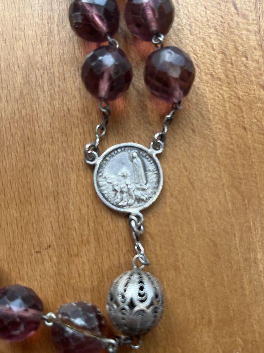 Terço em vidro com cristo e varias medalhas