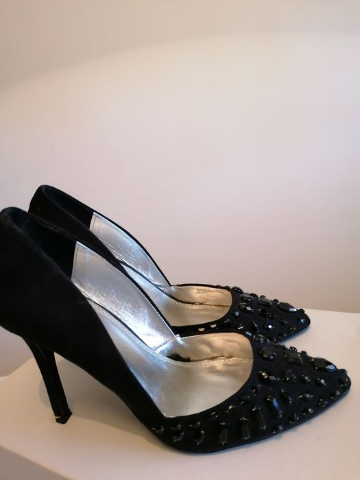 Sapatos pretos com aplicação