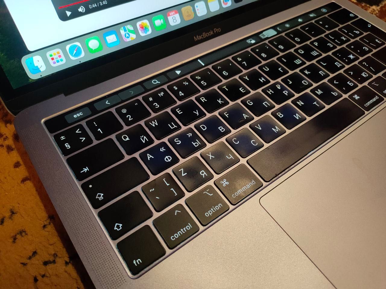 MacBook Pro 13" 16/256gb a1989 з тачбар та ретіна дисплеєм