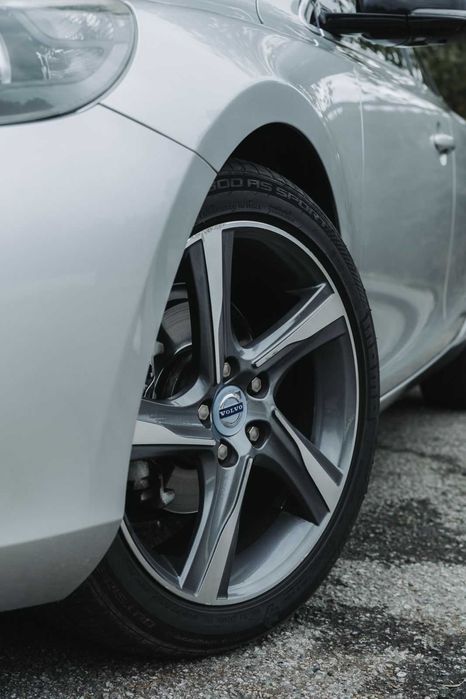 Volvo V40 - Conforto, Segurança e Estilo