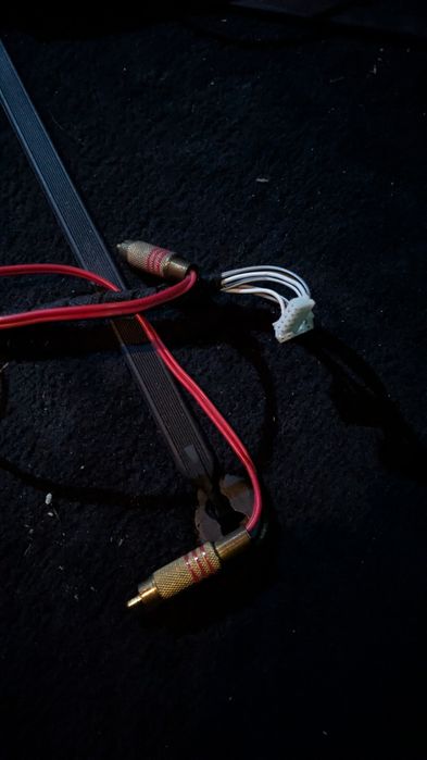 Conjunto de cabos para sistema de som no carro