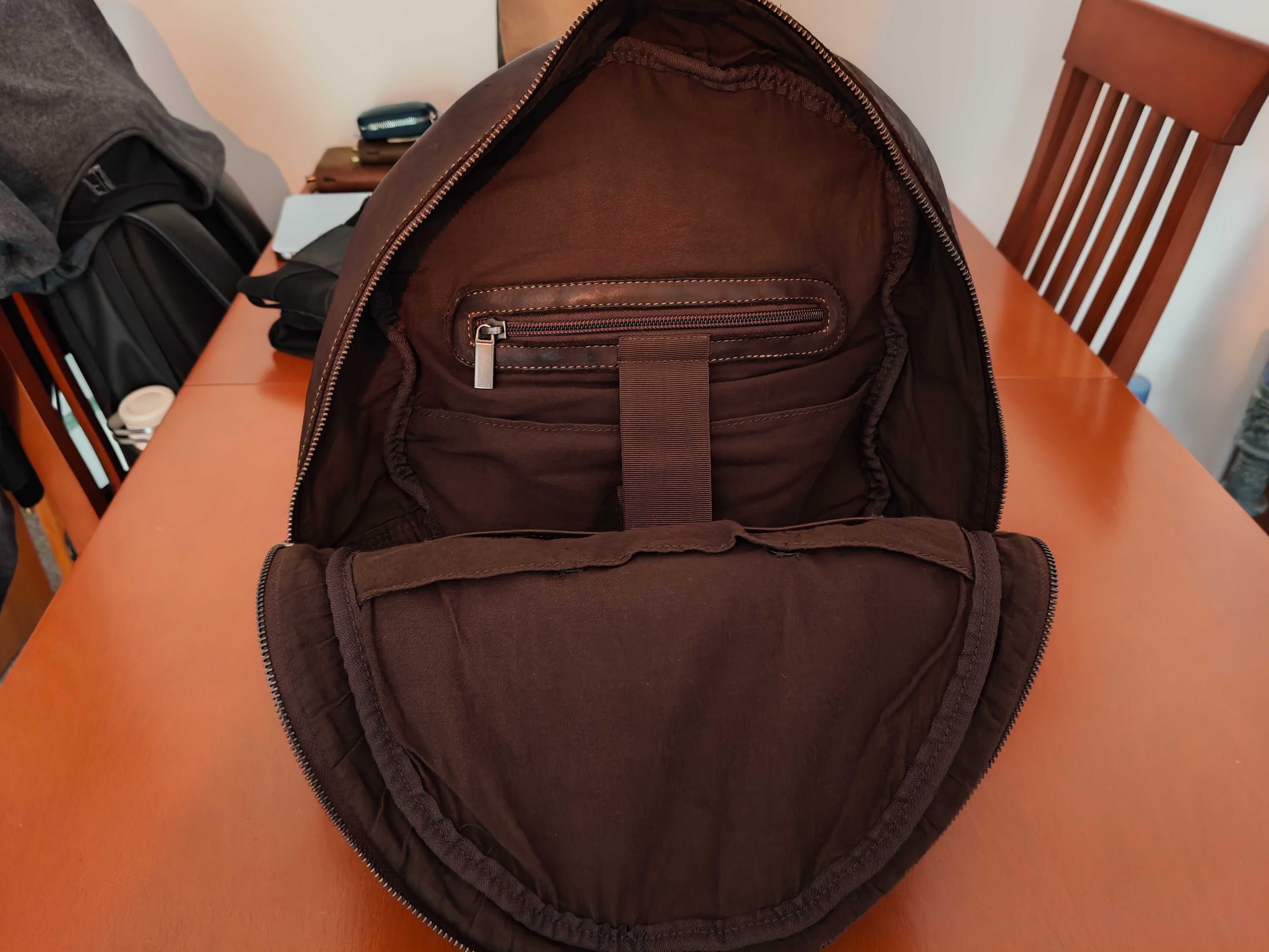 Mochila em pele genuína