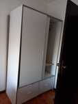 Roupeiro branco com gavetas