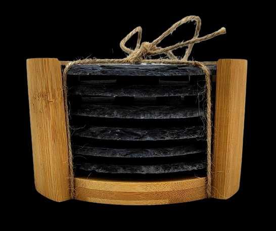 Zestaw podkładek z łupka w bambusowym stojaku.