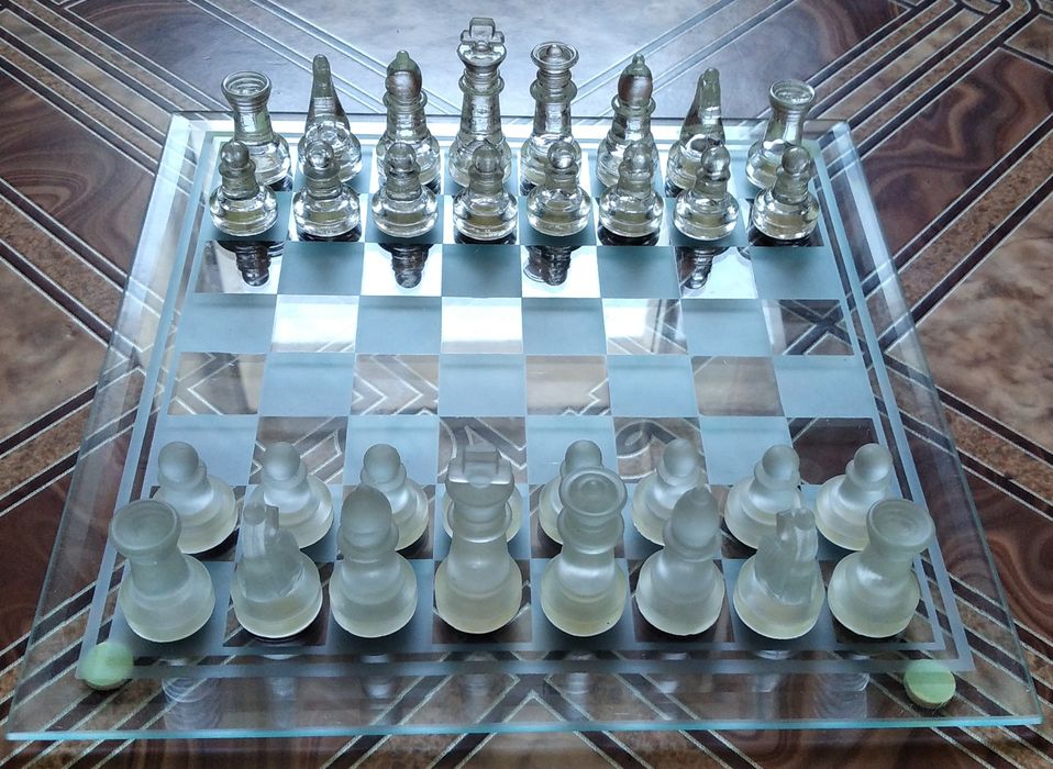 Прозорі шахи зі скла