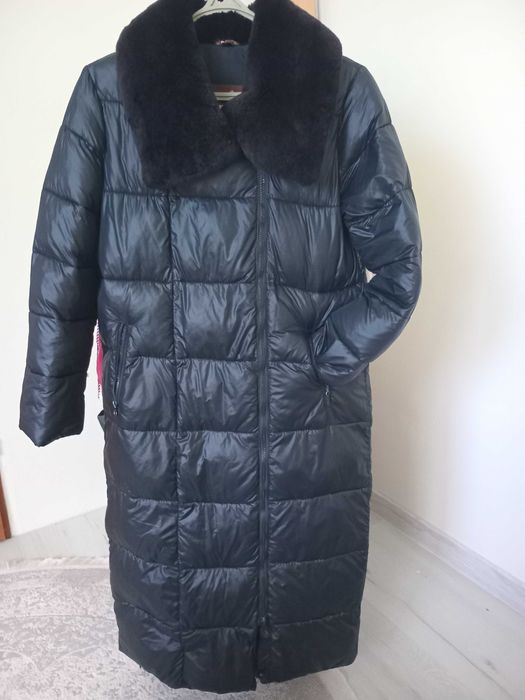 Пуховик зимовий чорний оздоблений  натуральним хутром