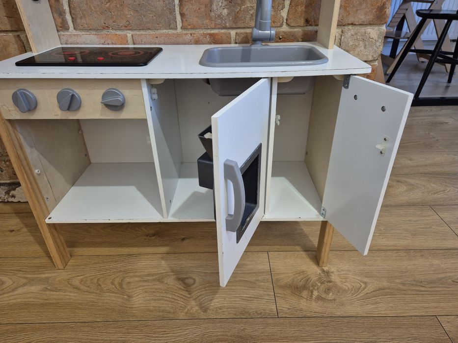 Kuchnia drewniana z wyposażeniem