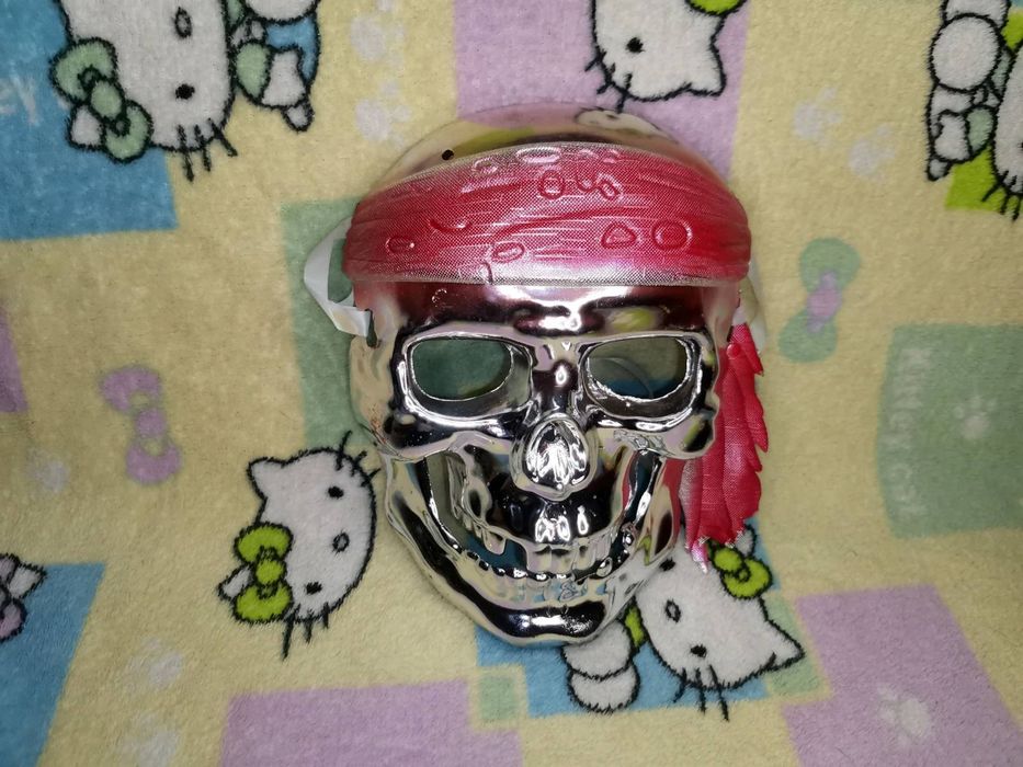 Маска пластиковая Пиратский череп в Серебряном цвете хэллоуин праздник