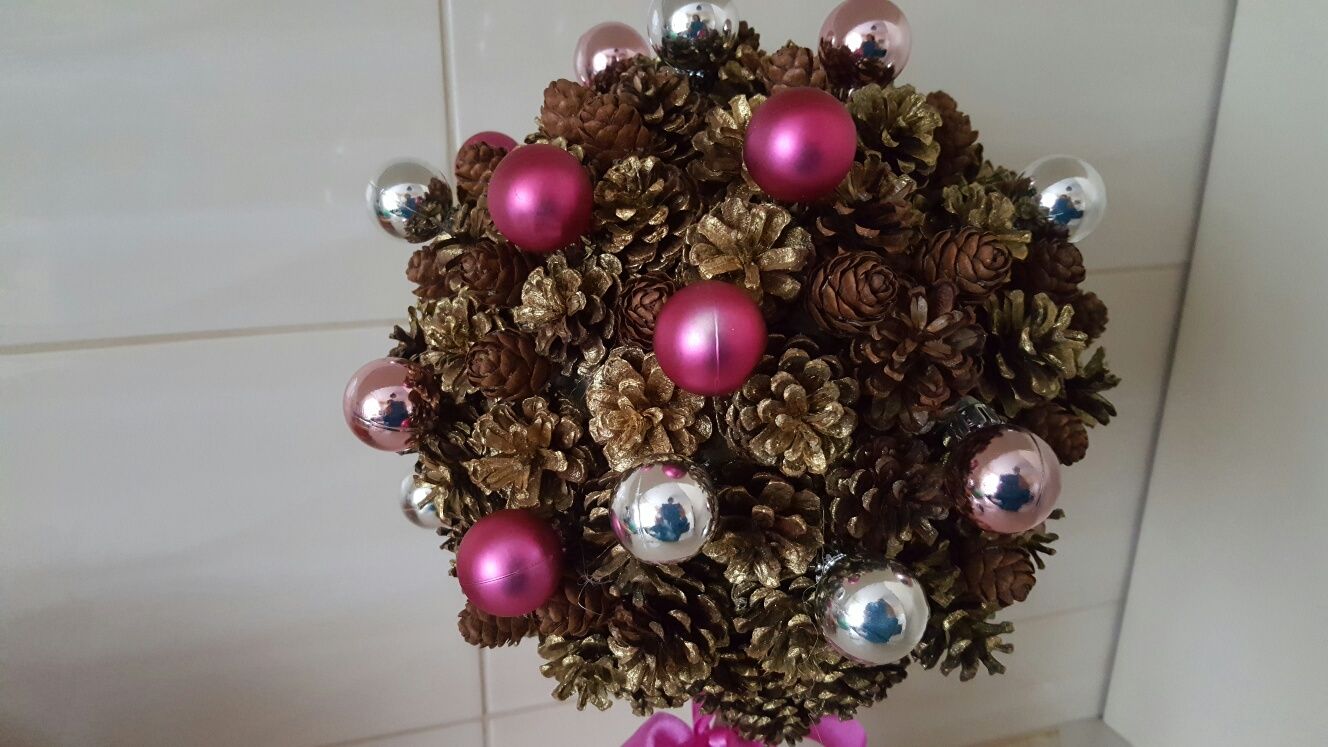 Drzewko bożonarodzeniowe z szyszek.