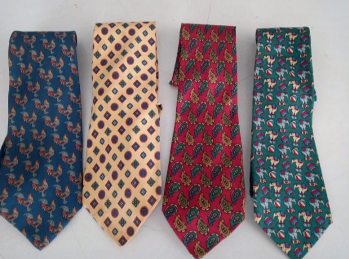 Várias gravatas - como novas
