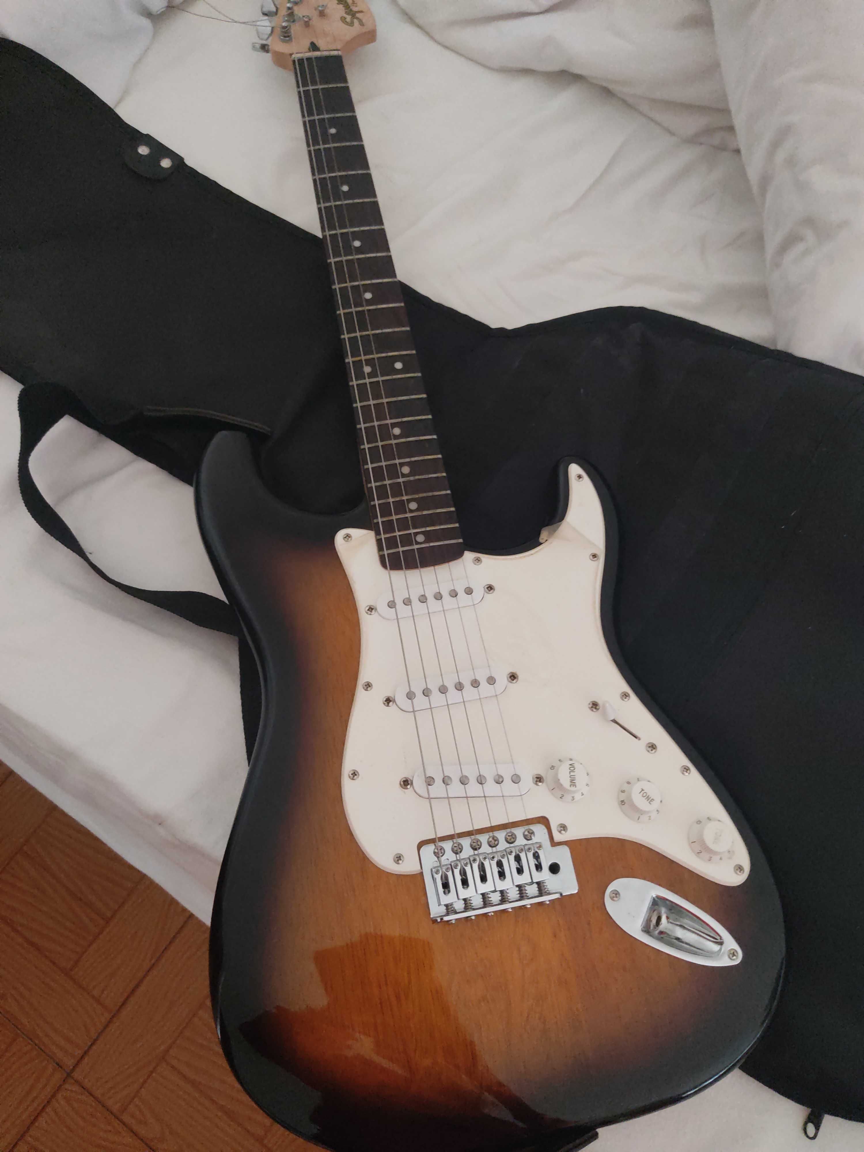 Squier Bullet Stratocaster (Brown Sunburst) e Fender Frontman 10G