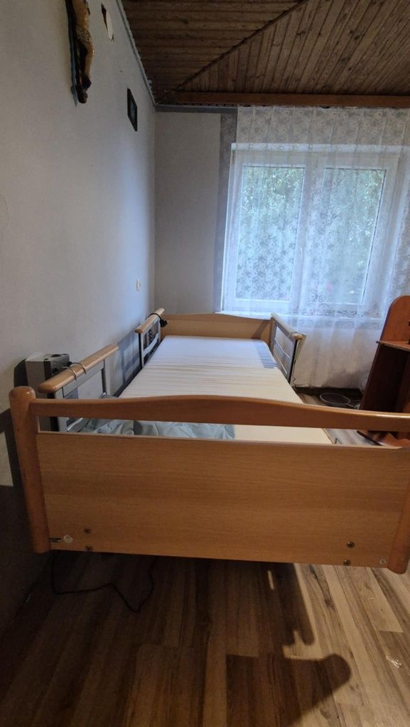 Łóżko rehabilitacyjne z materacem i matą przeciwodleżynową