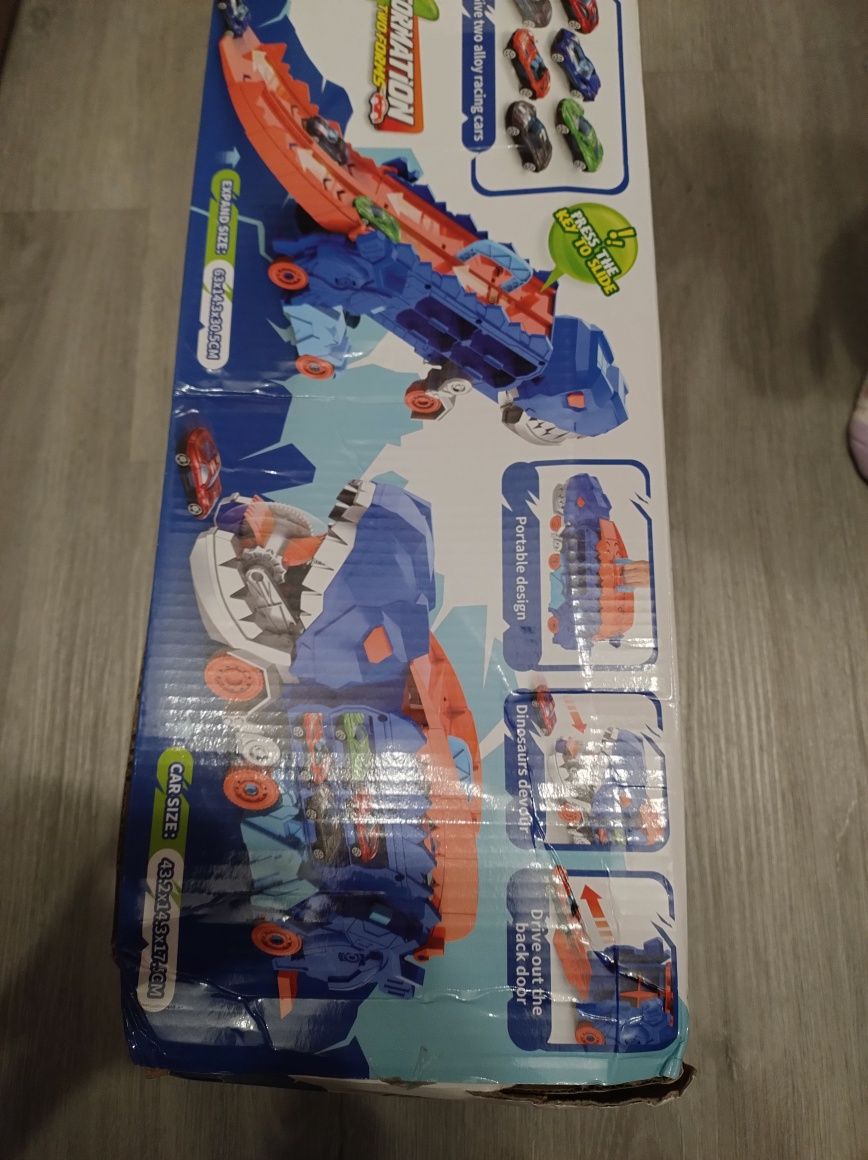 Ciężarówka dinozaur z torem wyścigowym + 4 autka.