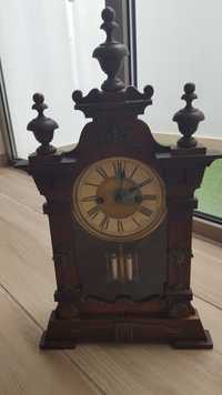 Relógio de pêndulo em madeira