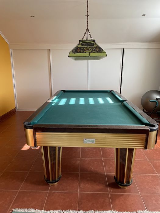 Mesa de snoker em otimo estado mais quadto e tacos