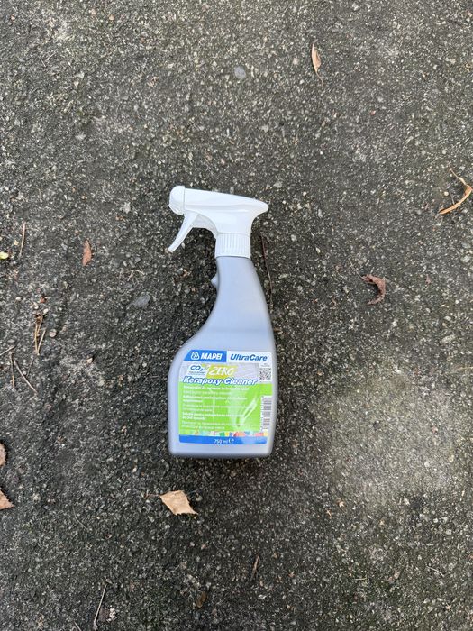 засіб для чищення епоксидної фуги Mapei UltraCare Kerapoxy Cleaner.