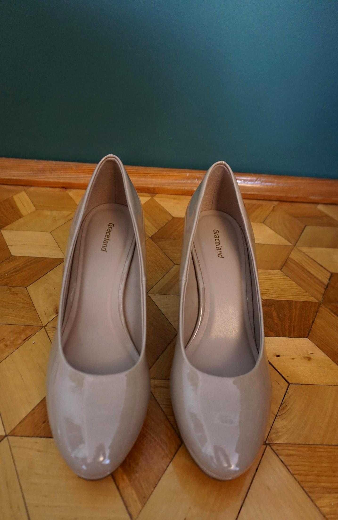 Szpilki klasyczne 40 beżowe kremowe buty obcasie skóra eko jak nowe