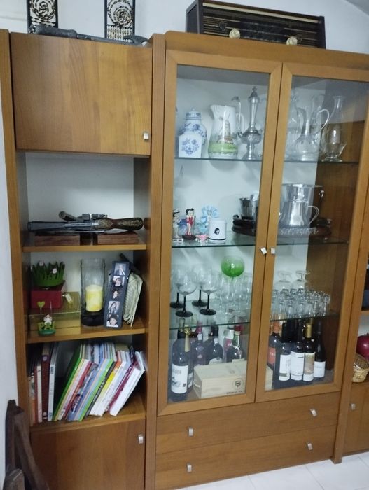 Móvel, mesa e 6 cadeiras