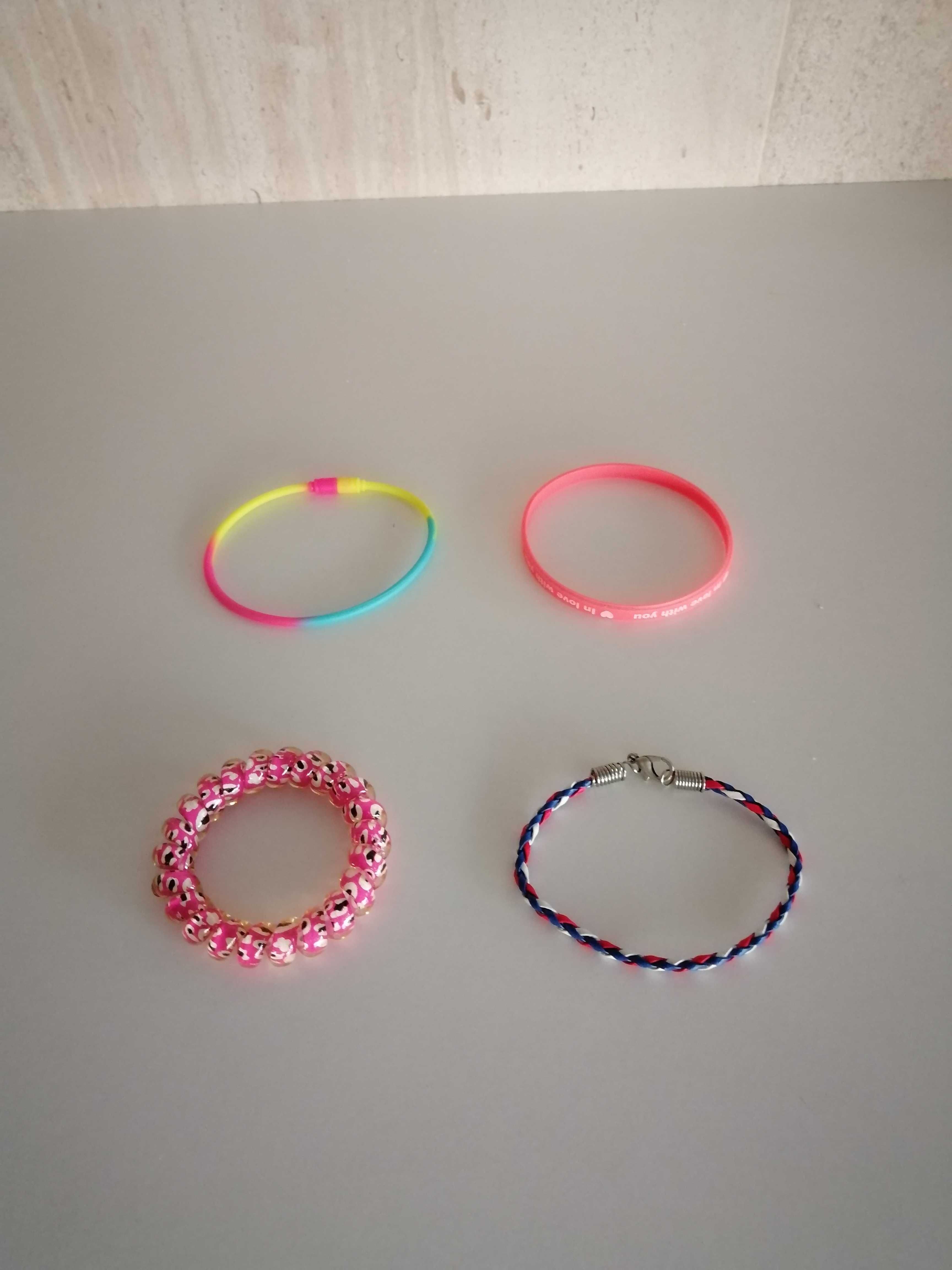 Vários aneis e pulseiras para menina