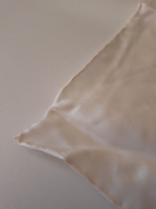 Poszetka biała jedwabna ręcznie obszywana