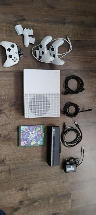 Xbox one s + 2 pady + Kinect
